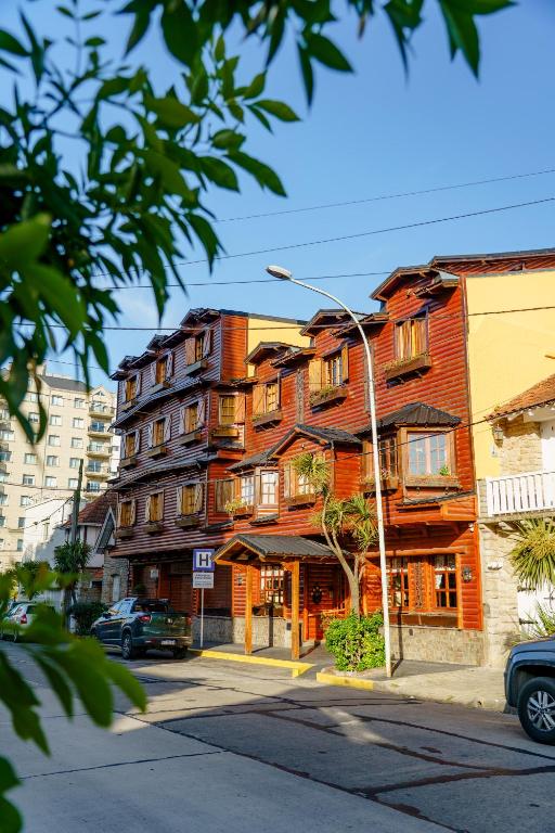 a building on the side of a street at Hosteria Sirenuse in Mar del Plata