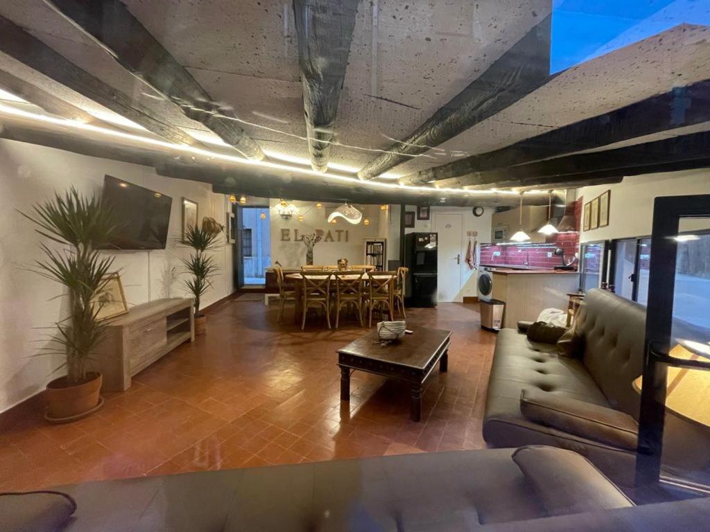 a living room with a couch and a table at Dúplex con encanto EL PATI in Tarragona