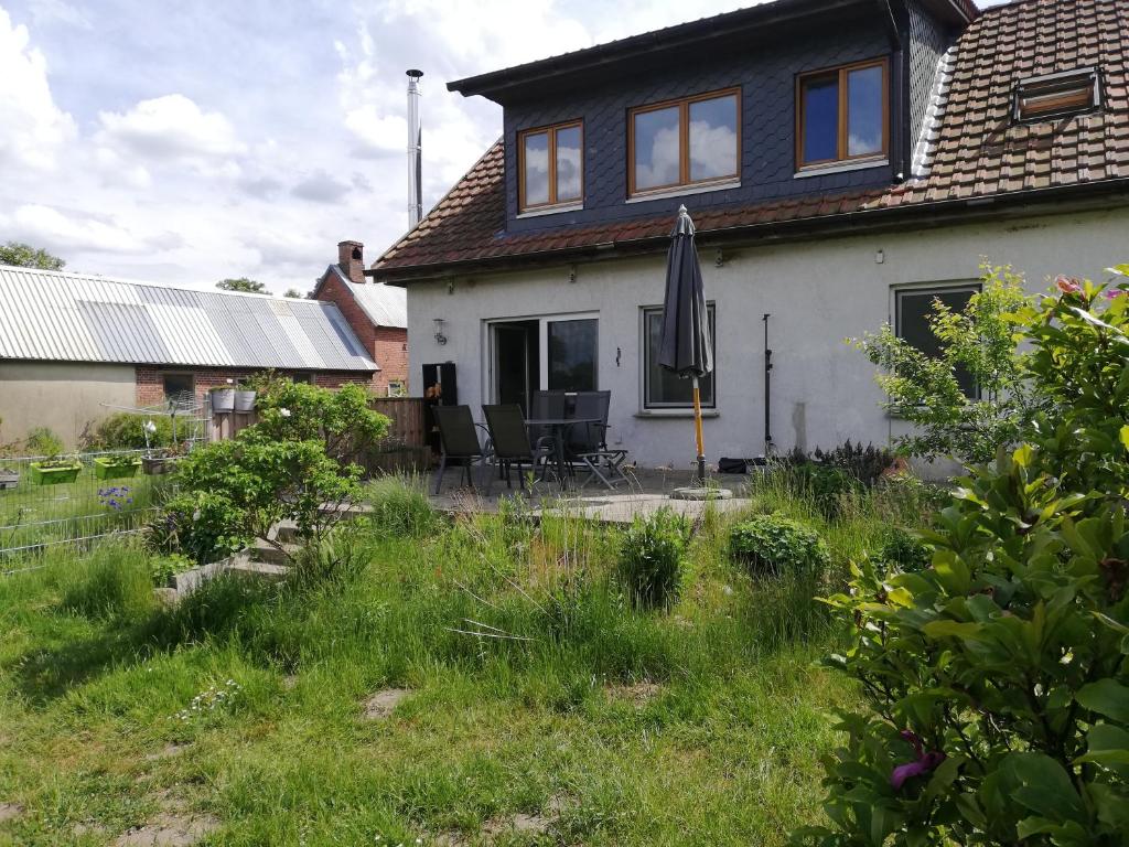a house with an umbrella in the yard at Perdöhl-Wittenburg in Wittenburg