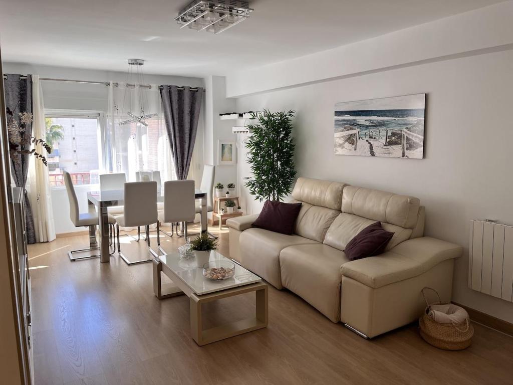 Piso de 3 habitaciones con piscina a 400 m de Playa San Juan