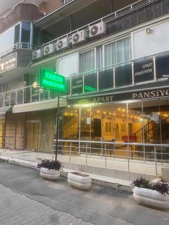 a street sign in front of a building at Karsu apart otel in Erdemli