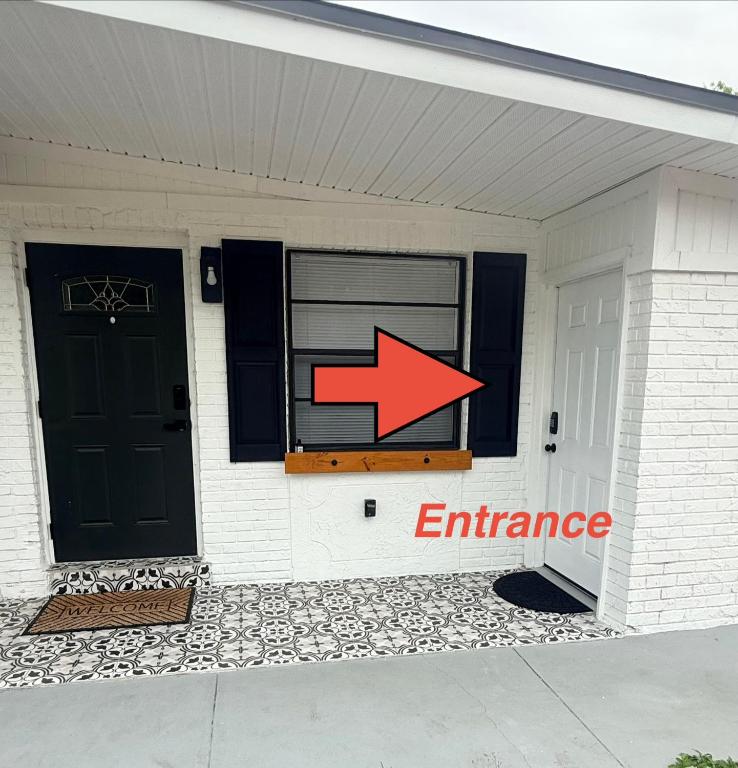 a house with a red arrow in the window at DC lodging LLC in Tampa