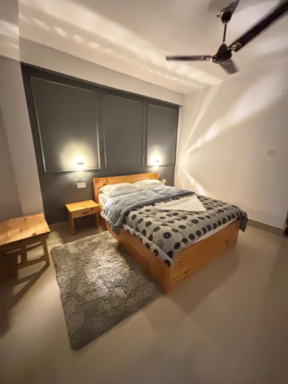 a bedroom with a bed and a ceiling fan at Snong-Gree Motel and Restaurant in Rupa