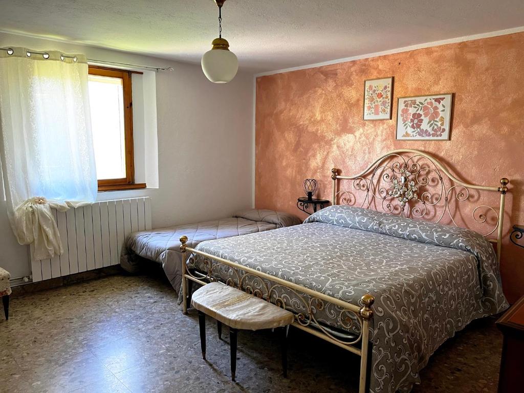 ein Schlafzimmer mit einem Bett und einem Fenster in der Unterkunft BeB Le Masere in Madonna di Fornelli