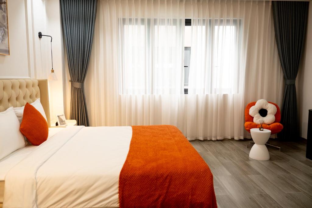 a bedroom with a large bed with a teddy bear in the window at HC Homestay Ocean Park 23 in Cửu Cảo
