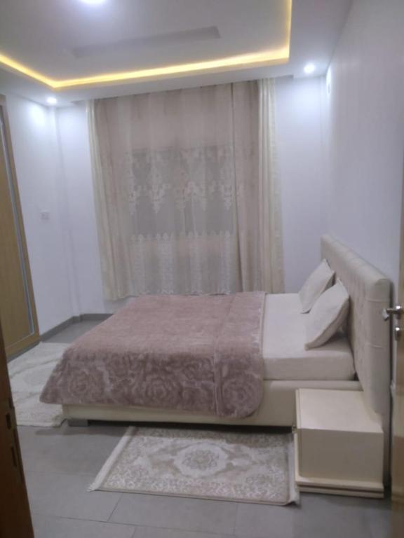 a bedroom with a bed in a room at Mina appartement in Ariana