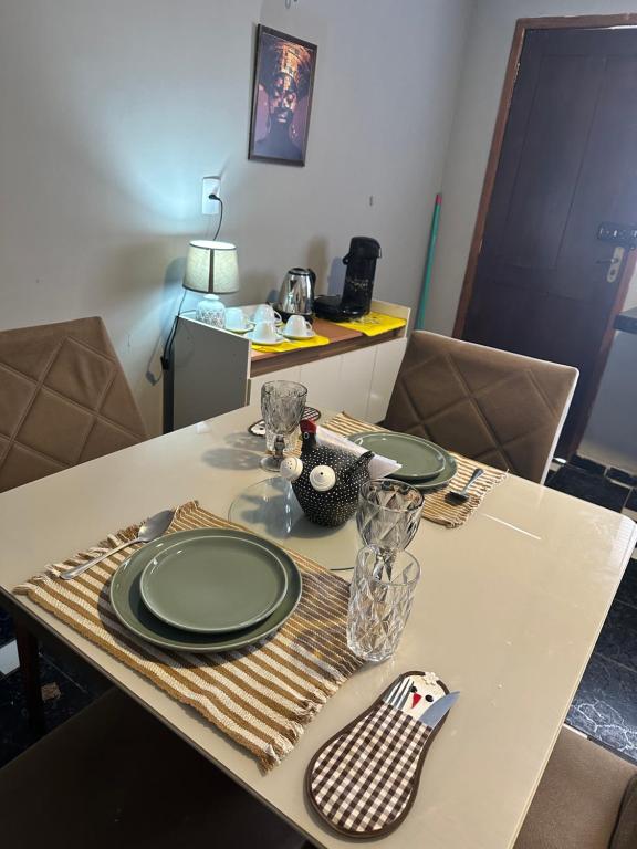 a table with two green plates on top of it at Villa Serena in Castanhal