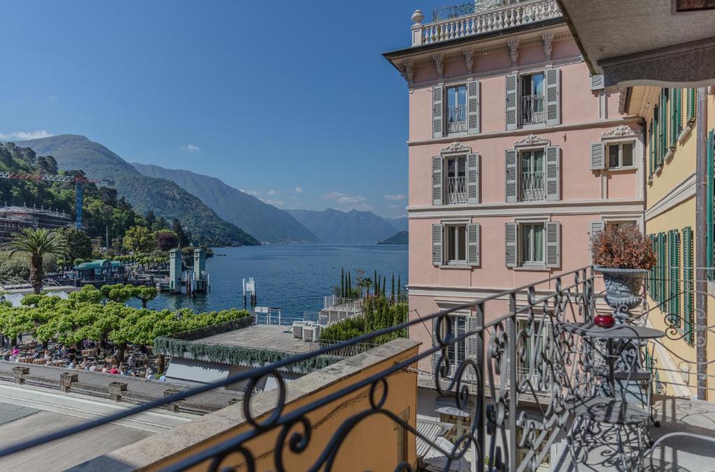 a balcony with a view of a lake and a building at Appartamento Splendore in Bellagio