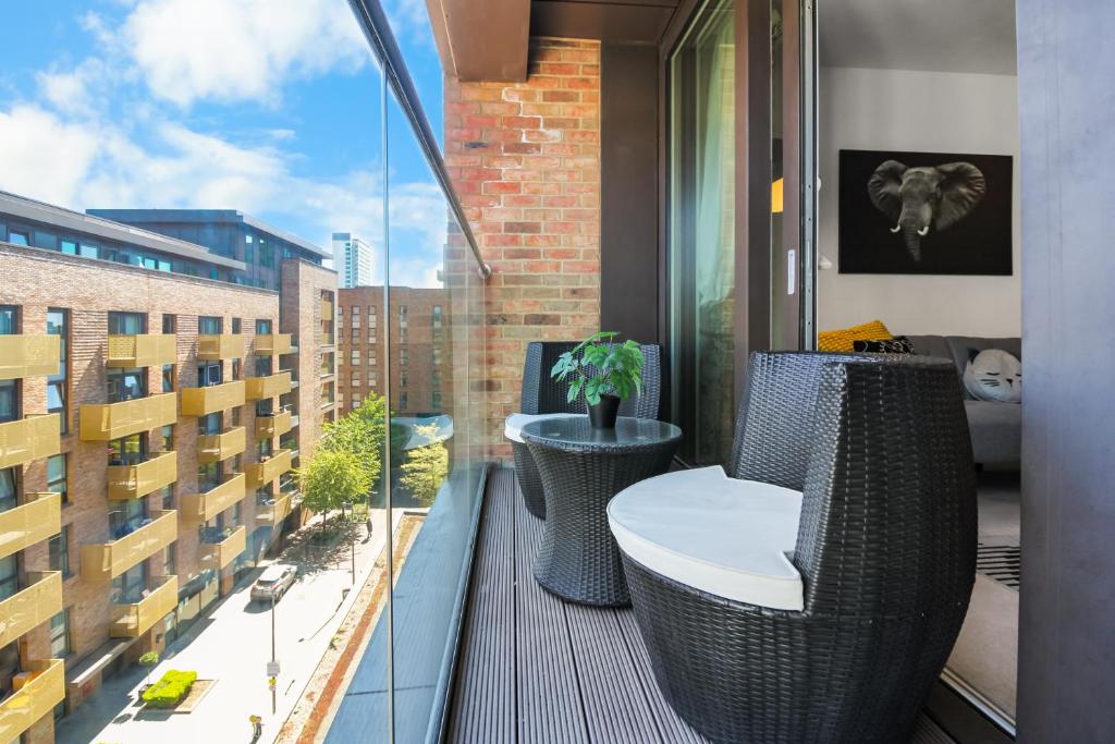 Modern Apartment with Private Balcony and Terrace , 10 Mins to O2 Arena ...
