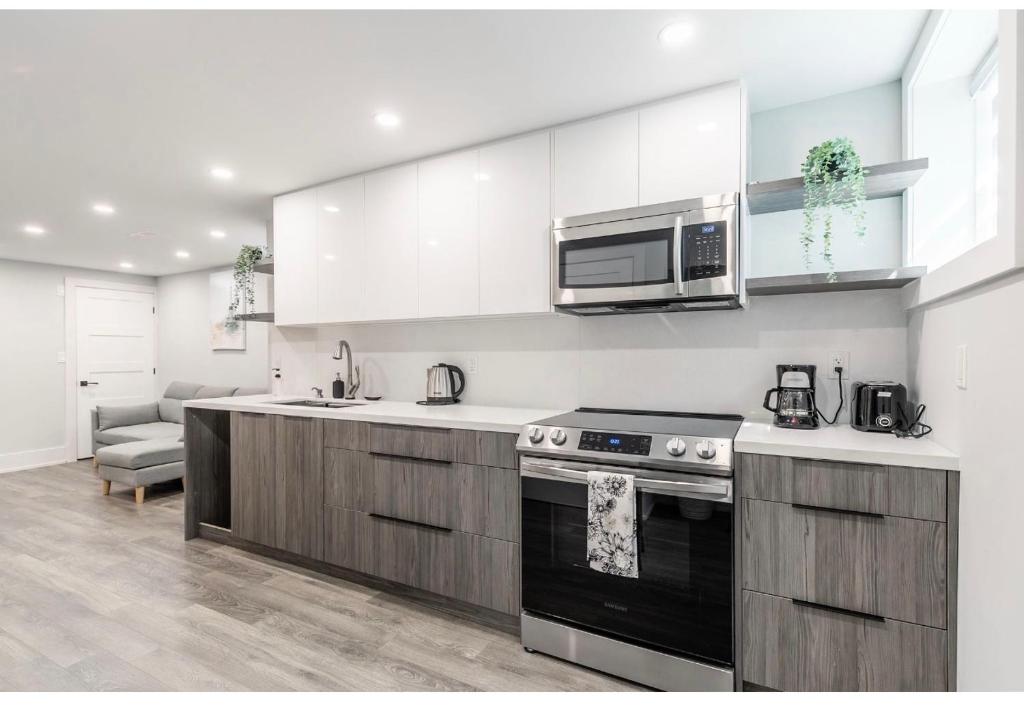 Fancy Downtown House with HOT TUB & BBQ by GLOBALSTAY