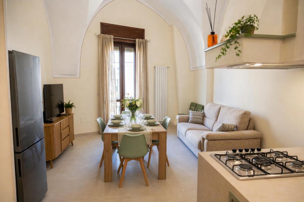 a kitchen and living room with a table and a couch at Casa Maria in Oria