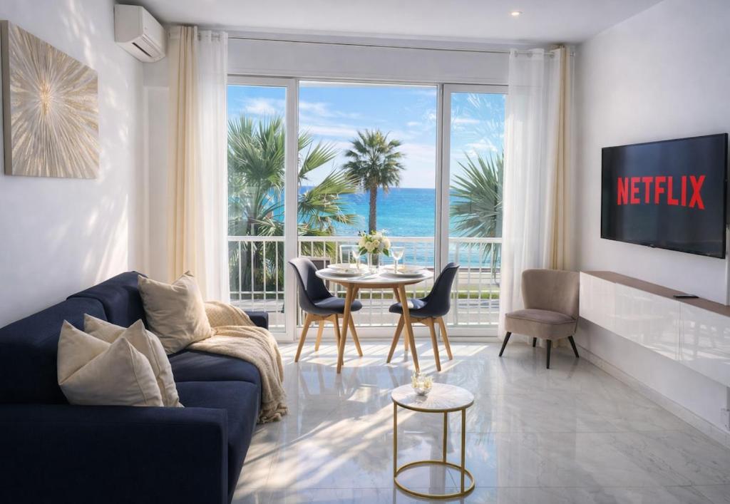 Exceptional studio with panoramic sea views