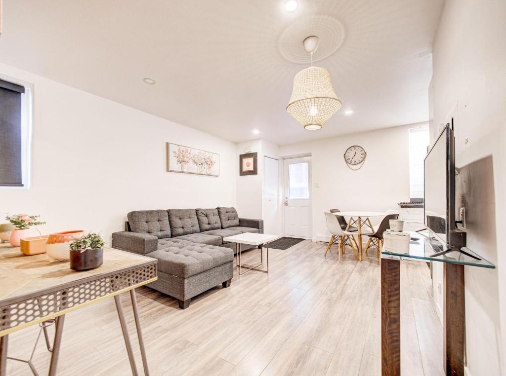 ein Wohnzimmer mit Sofa und Tisch in der Unterkunft Griffintown Hideout in Montreal
