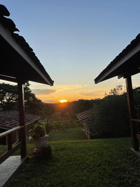a sunset seen from the backyard of a house at Sopro do Vento Roots Hotel in Analândia
