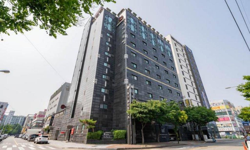 a large tall building on a city street at Nabeeya Hotel in Siheung