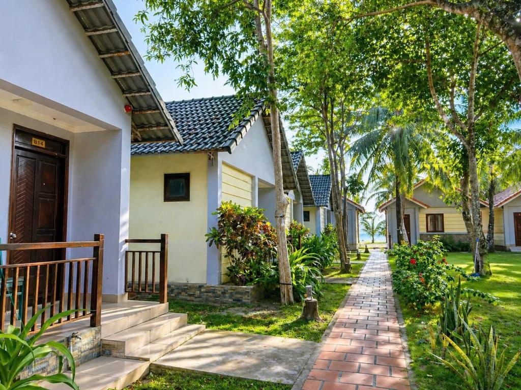 a walkway in front of a house at Cửu Long Beach Phú Quốc in Phú Quốc