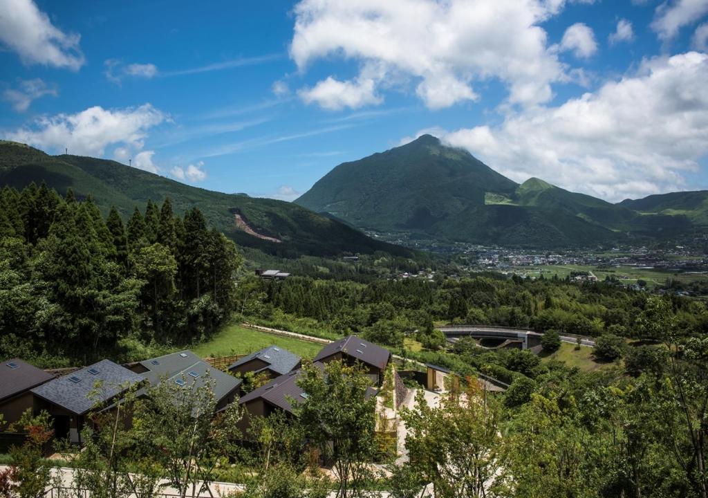 a view of a valley with a mountain at エンゼルグランヴィラ由布院 in Yufu
