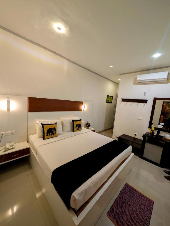 a bedroom with a large bed in a room at Diva Villa Airport Transit Hotel in Katunayaka