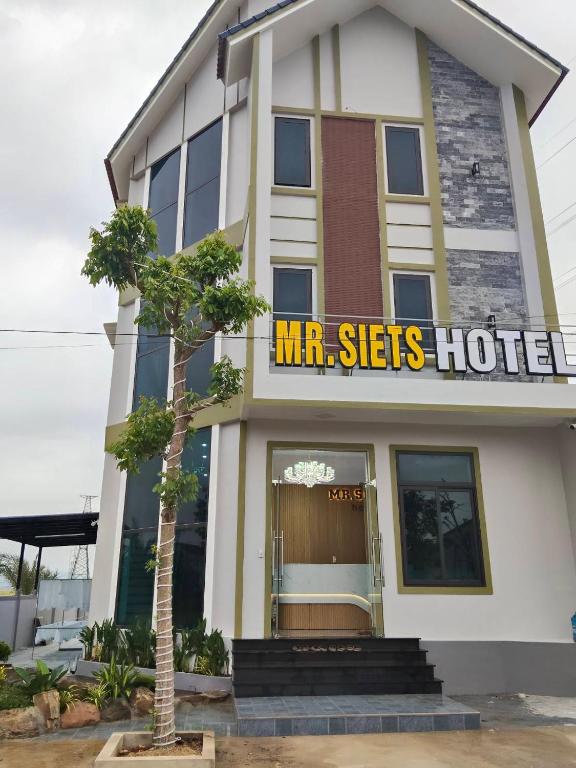 a hotel with a sign on the front of it at MR SIETS hotel in Châu Xá