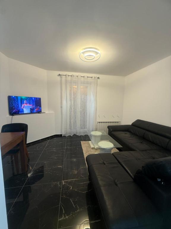 a living room with a couch and a table at Escale à Villeneuve in Villeneuve-sur-Yonne