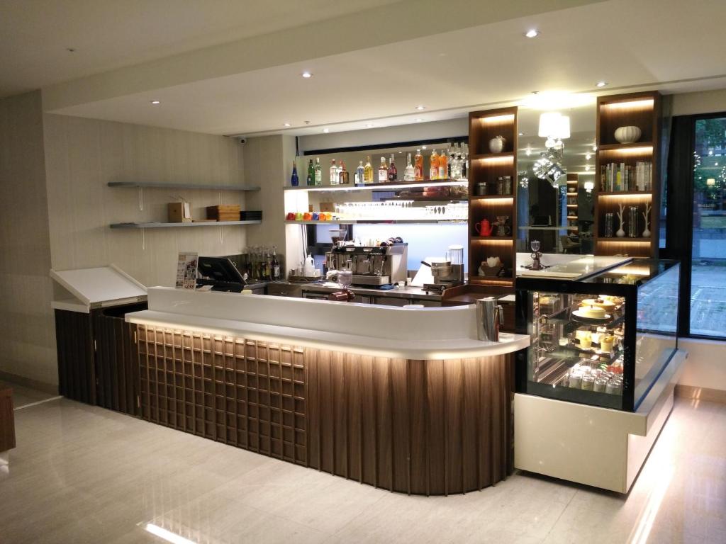 a kitchen with a bar in a restaurant at Kaohsiung International Plaza in Kaohsiung