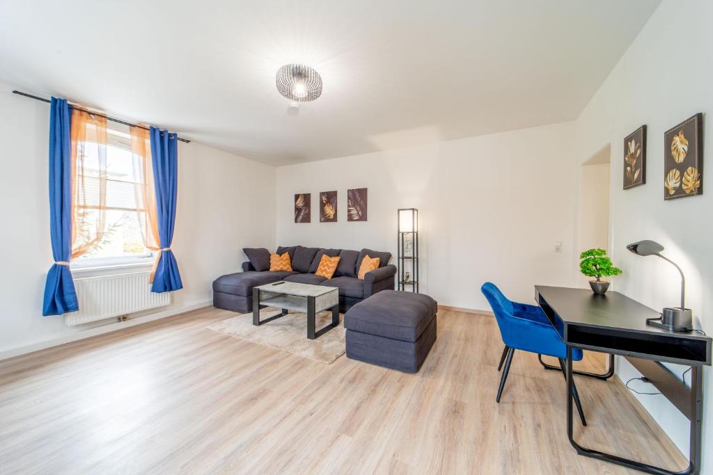 a living room with a couch and a table at Geräumige 3-Zi Stadtwohnung für 8 mit Parkplatz in Coburg