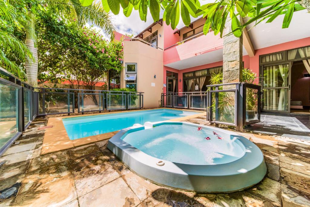 a swimming pool in the backyard of a house at Villa centre Grand Baie in Grand-Baie
