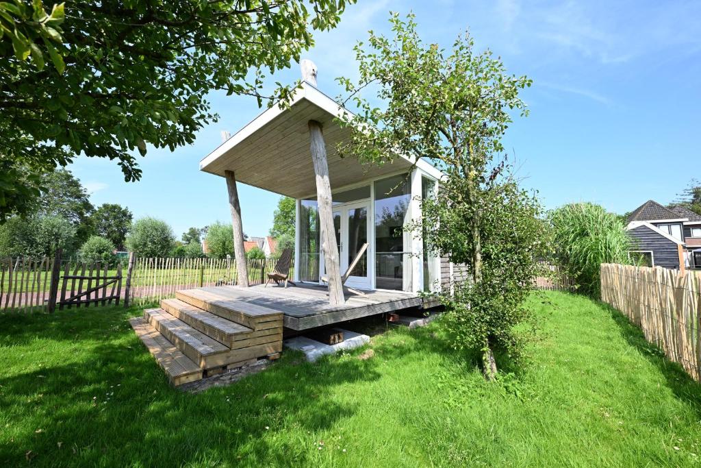a gazebo in a yard with a fence at Chalet Zijdewind in Zijdewind