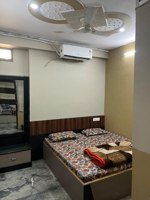 a bedroom with a bed with a ceiling fan at Morpankh guest house in Rīngas