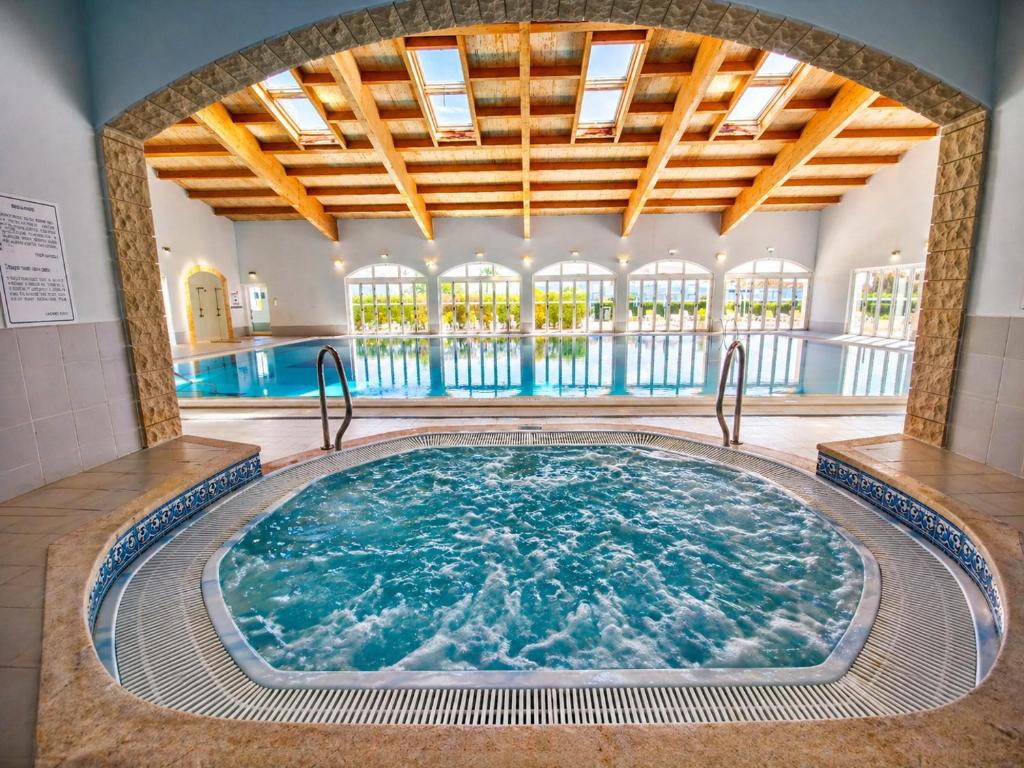 Oasis Parque Ground Floor Apartment with Pools, Jacuzzi & Tennis Portimao