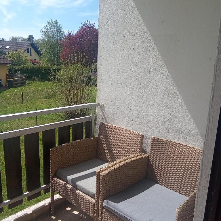 a wicker chair sitting on top of a balcony at Komplette Wohnung Schwarzwaldpforte Casa BaLi direkte Buchung möglich keine Freigabe mehr erforderlich mit sehr ruhigem Balkon Parkplatz und eigener Waschmaschine in Bad Liebenzell