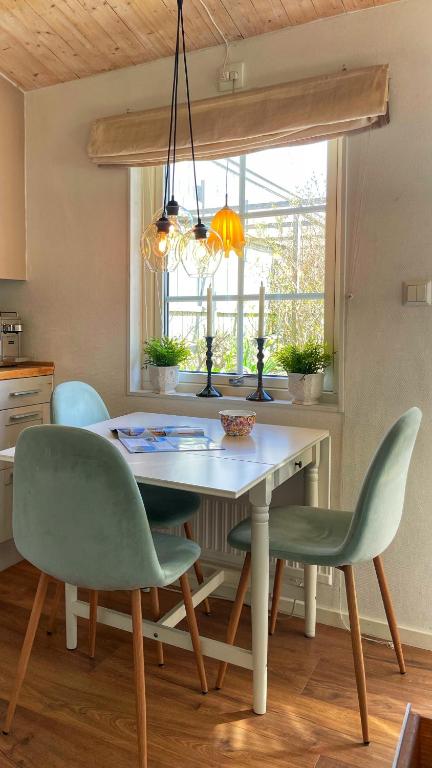 a kitchen with a dining room table and chairs at Stuga smögen in Smögen