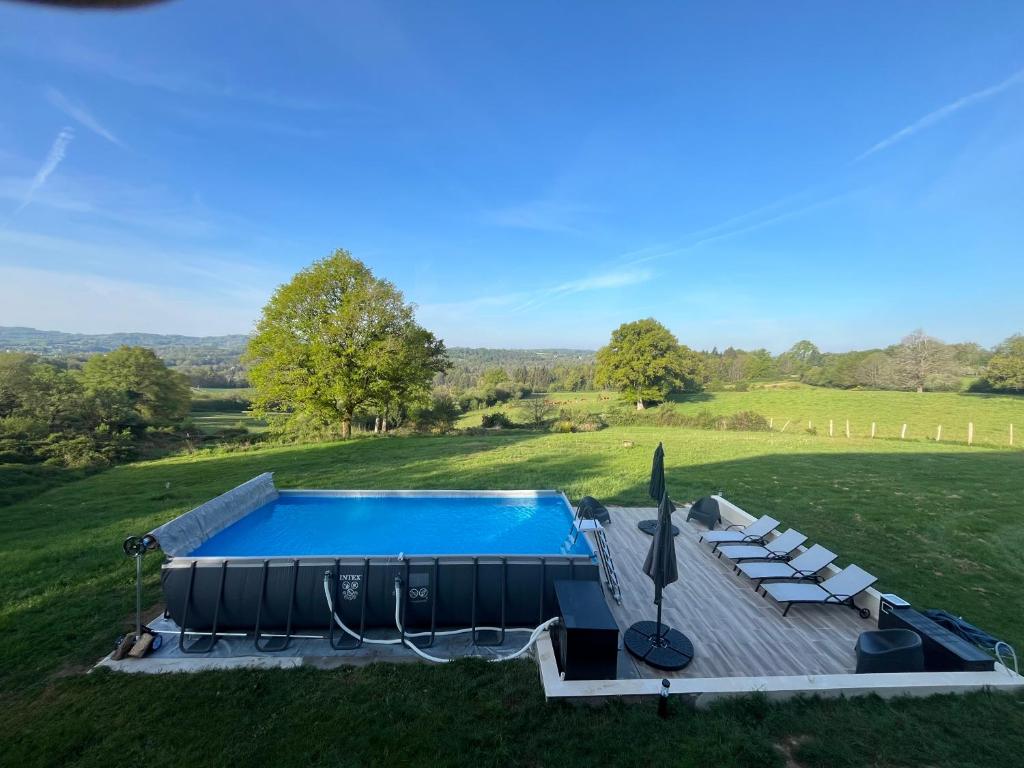an overhead view of a swimming pool in a field at Grande maison conviviale in Neuvic-Entier