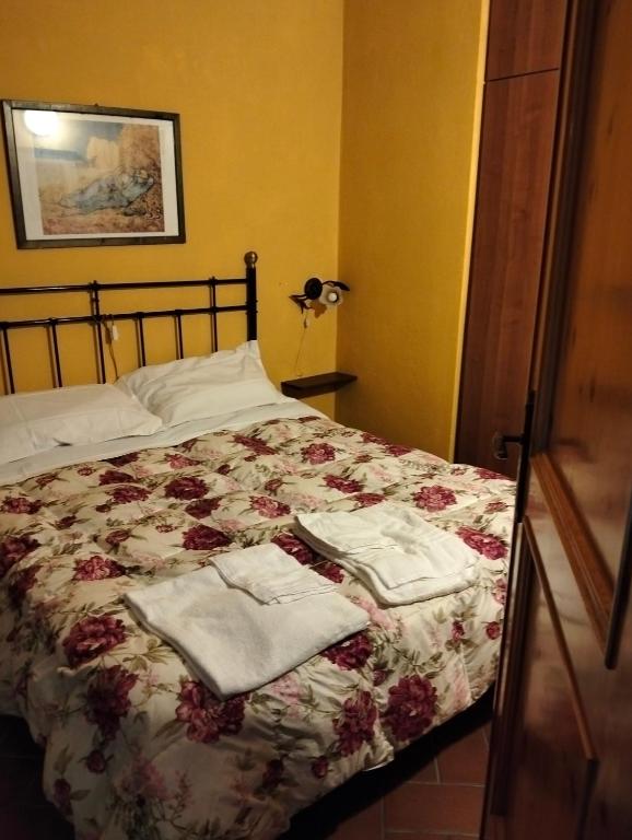 a bedroom with a bed with towels on it at Appartamento Margherita in Montale