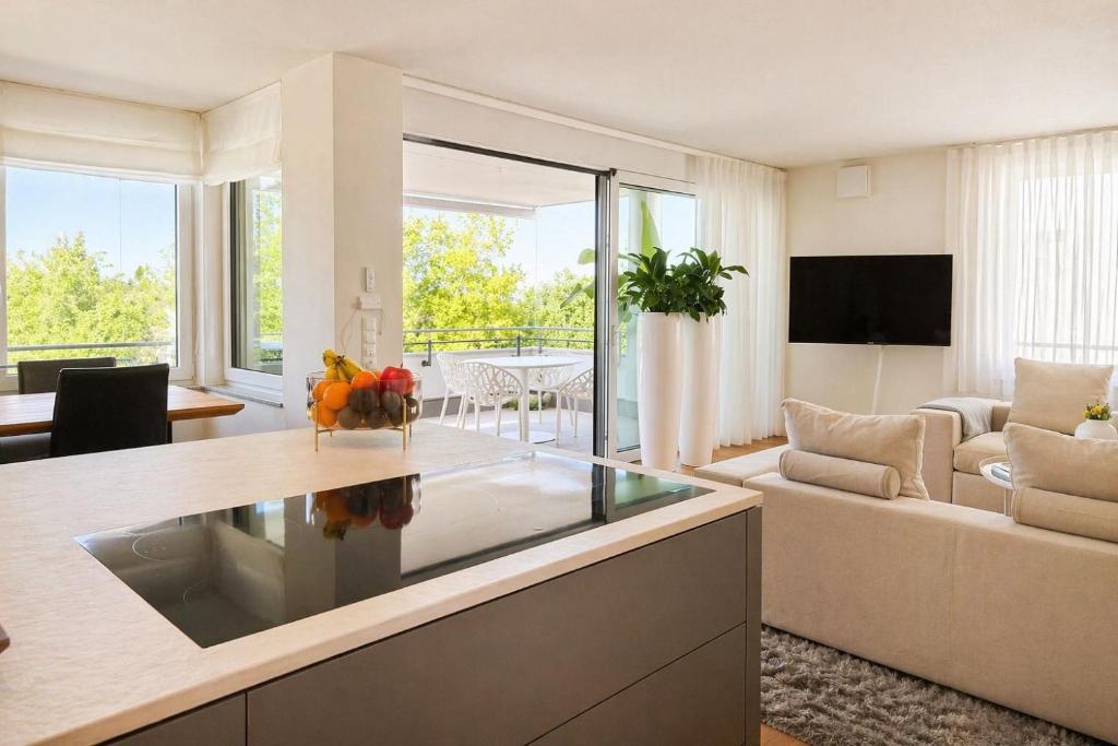 a living room with a fish tank in the middle of it at Bodensee Loft in Daisendorf