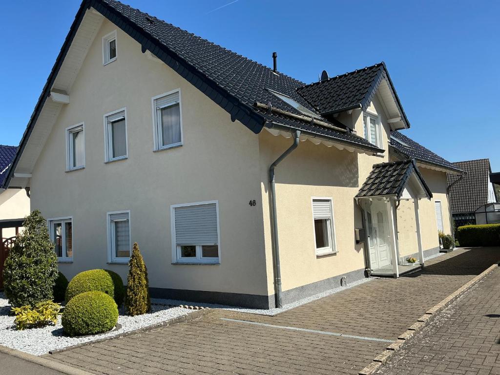 ein weißes Haus mit einer Auffahrt in der Unterkunft Ferienwohnung Balkon oder Terrasse in Kall