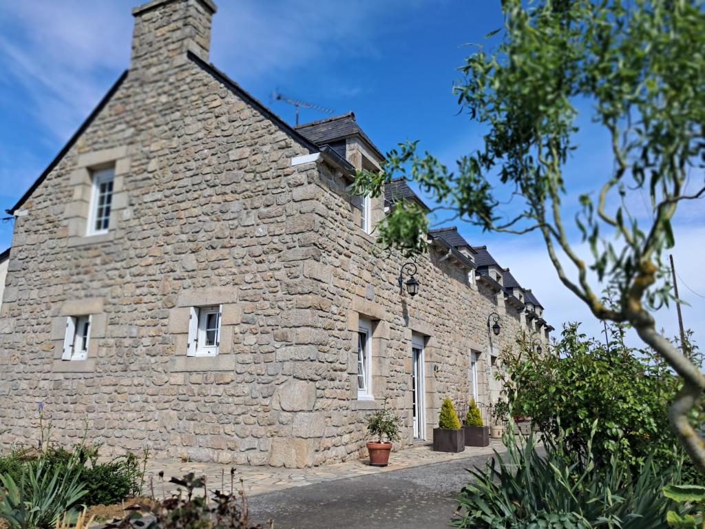 an external view of a stone building at chambre d'hôtes avec petit déjeuner compris à Mégrit in Mégrit