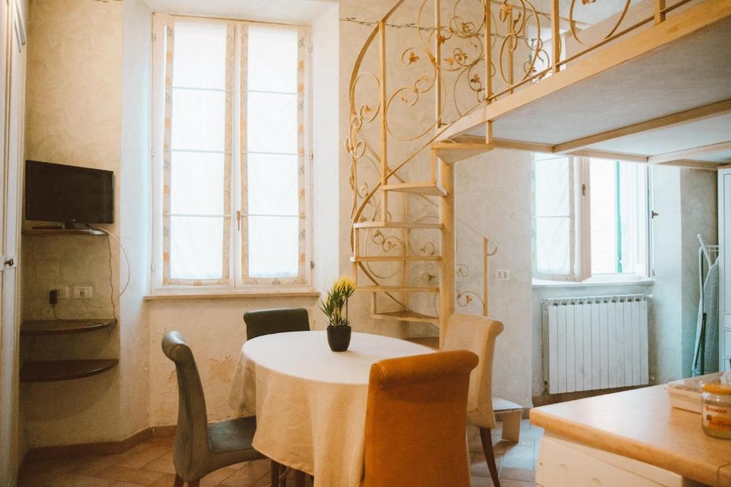 a dining room with a table and chairs at Loft Raffaello 22 in Urbino