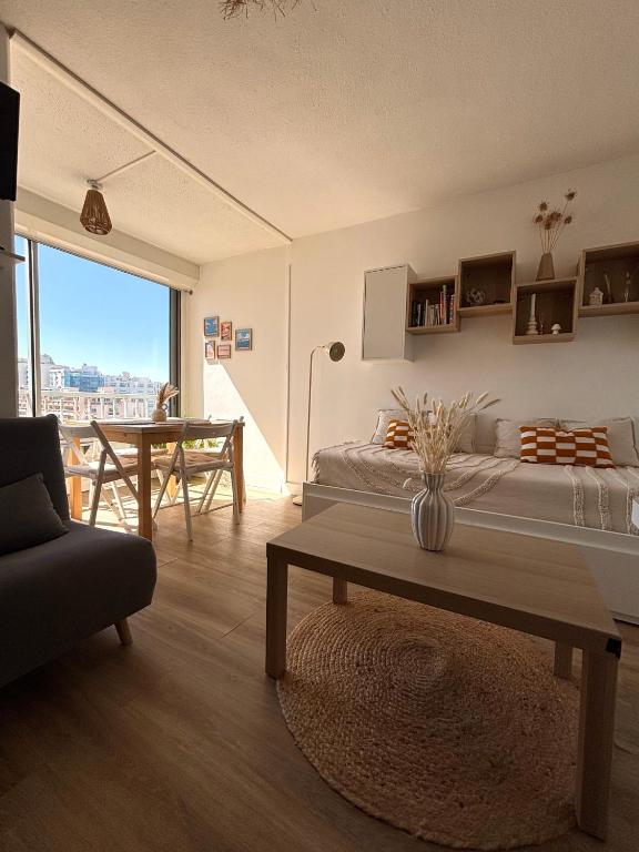 a bedroom with a bed and a table in a room at À 1min à pied de la mer, studio lumineux & cosy in Carnon-Plage