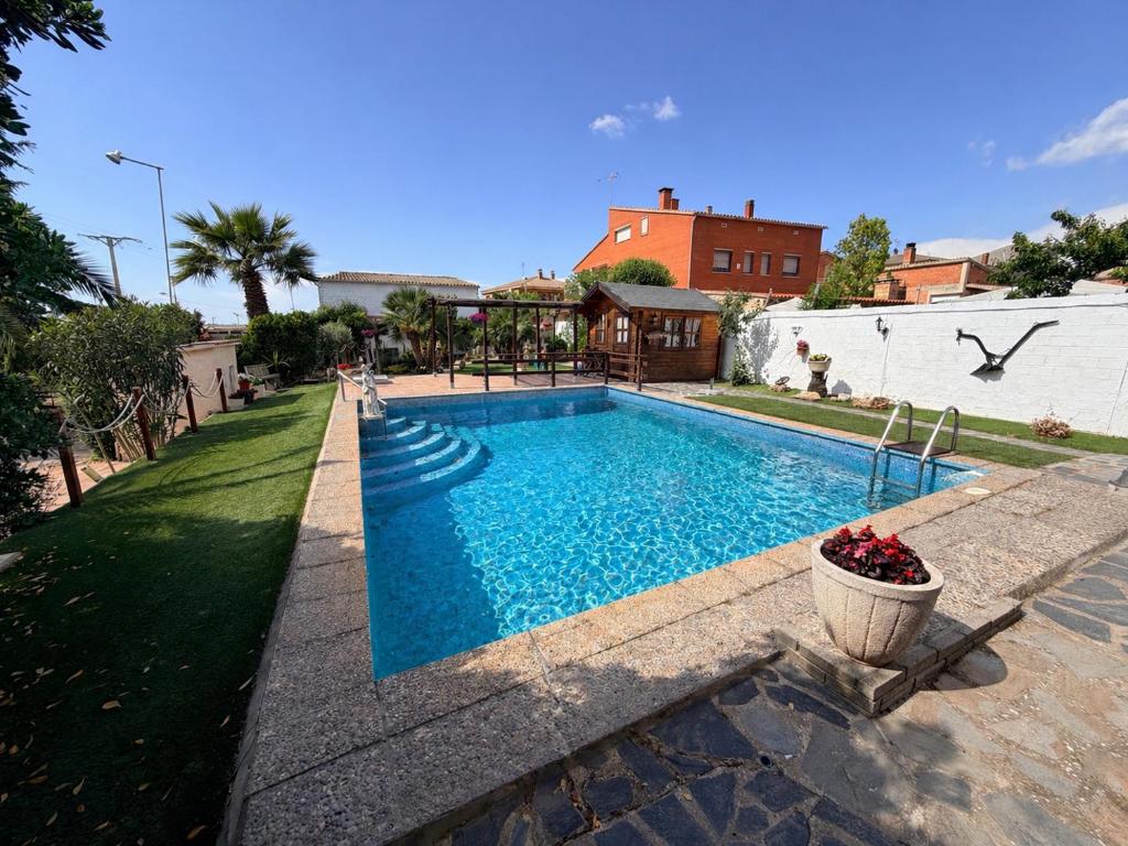 a swimming pool in the yard of a house at Chalet Can Bola in Arbeca