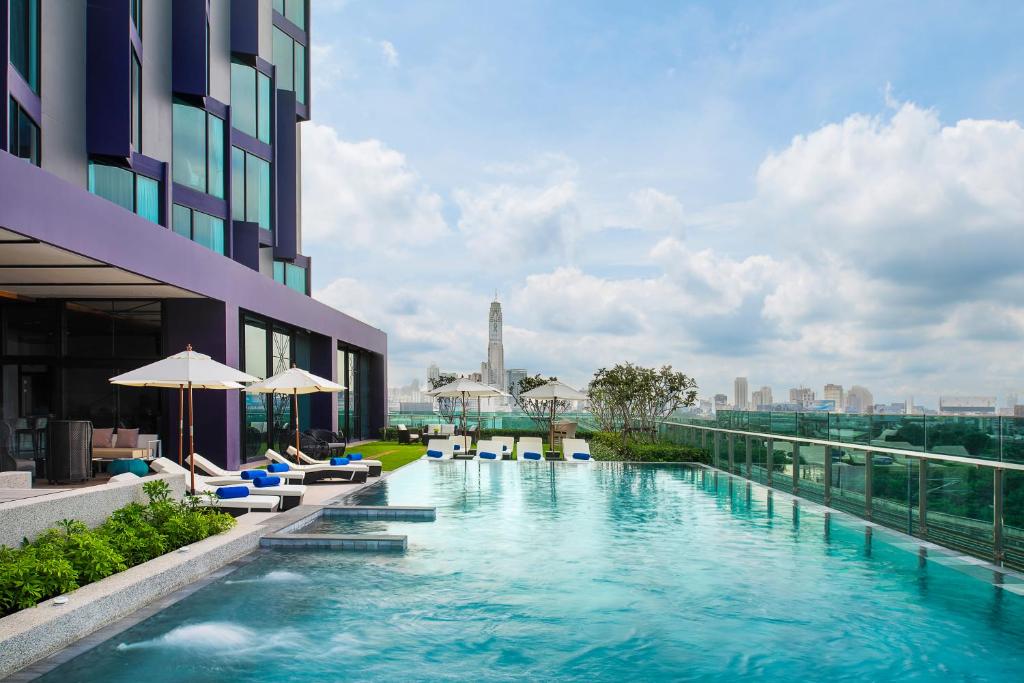 una piscina al costado de un edificio en Mercure Bangkok Makkasan, en Bangkok