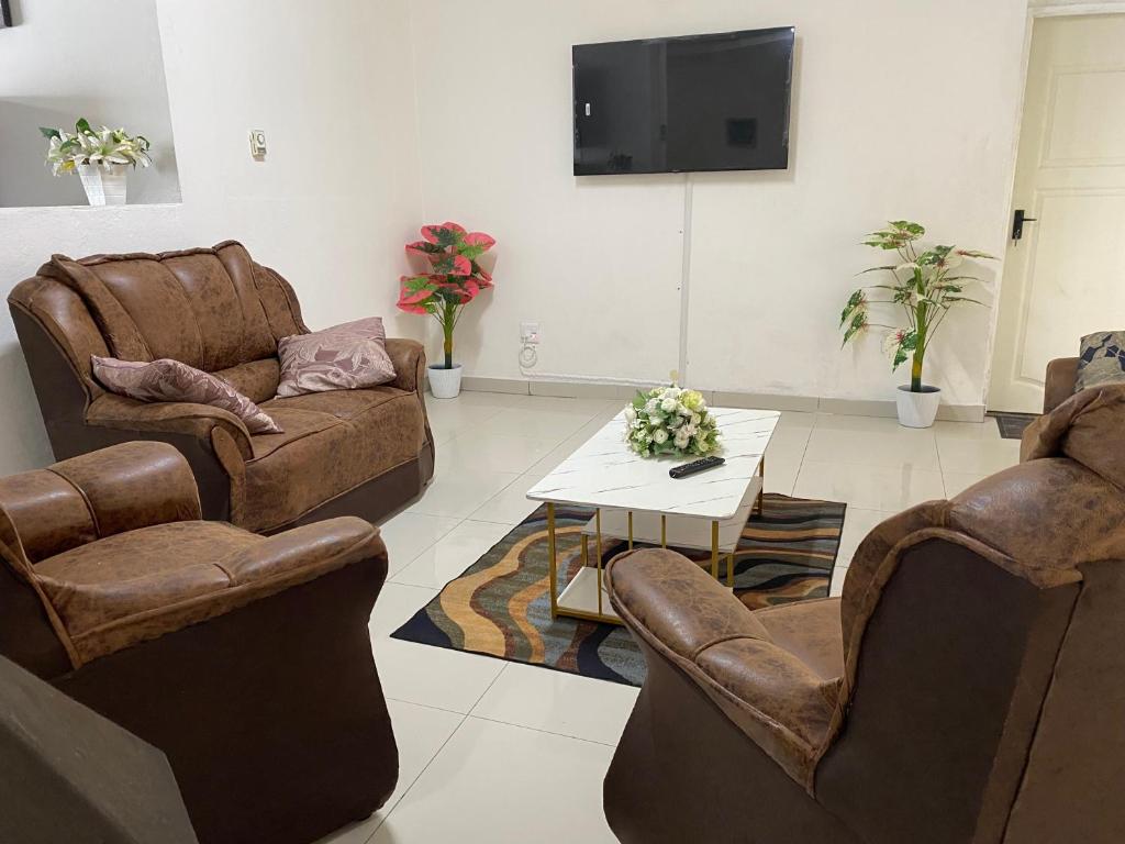 a living room with two chairs and a table at Fiet Star in Midrand