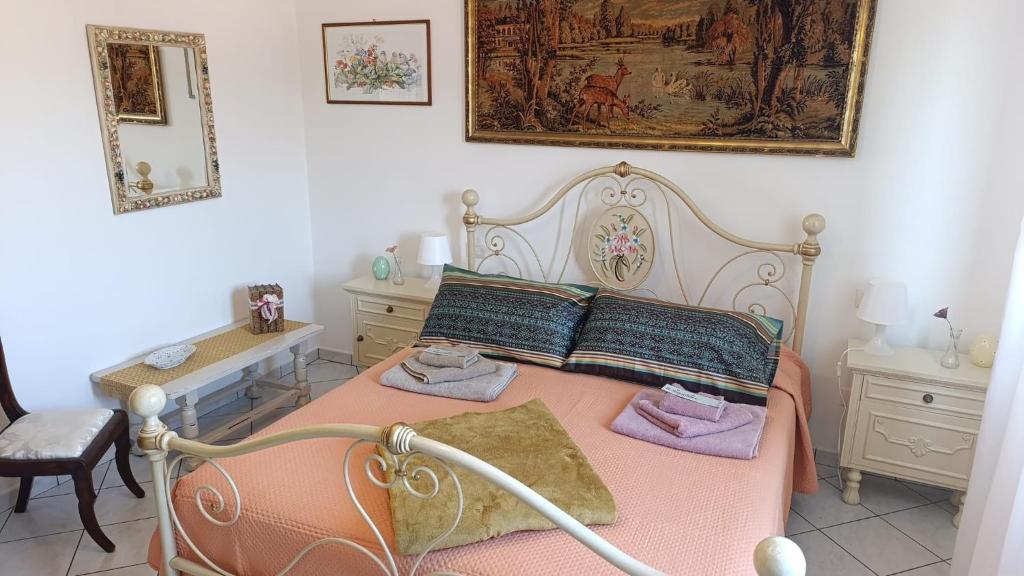 ein Schlafzimmer mit einem Bett, auf dem zwei Handtücher liegen in der Unterkunft Book Nook Pisa, circa 10 minuti da Pisa, vicino all'Ospedale di Cisanello e all'Aeroporto, parcheggio privato a disposizione in Cascina