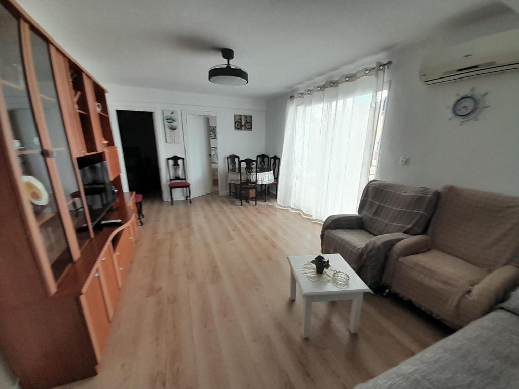 a living room with a couch and a table at Alojamiento El Sevillano in Cullera