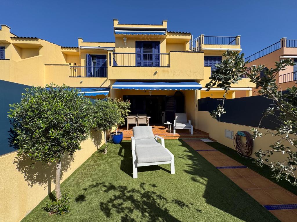 a view of the courtyard of a house at Villa Feliz 44 in Meloneras