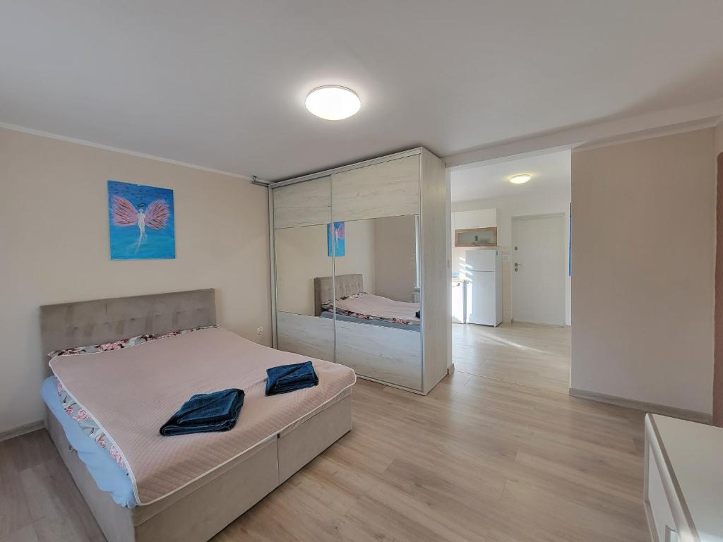 a bedroom with a large bed with a mirror at Apartament Harsz in Harsz