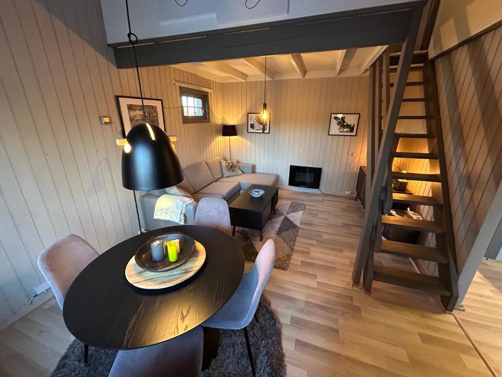 a living room with a table and a couch at Nice apartment at Golsfjellet in Gol
