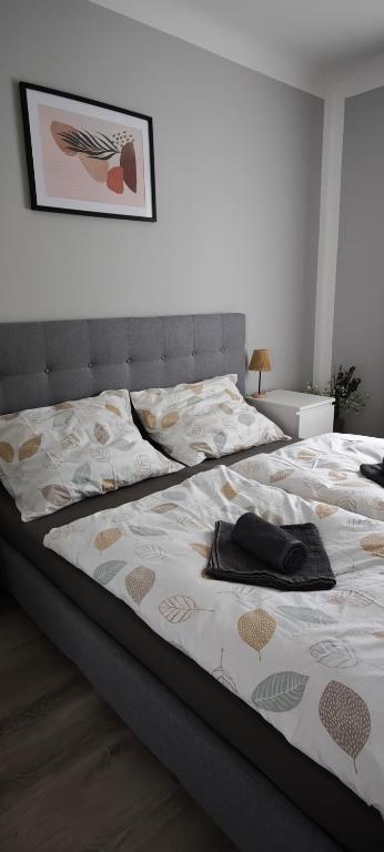 a bedroom with a bed with a hat on it at Ferienwohnung Alexander in Niederaigen