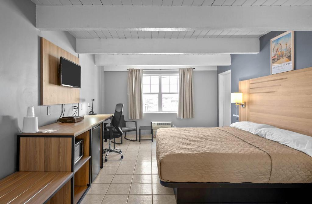 Aztec Ocean Resort - King Room