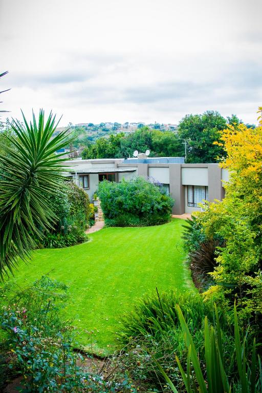a garden in front of a building at Noah Garden in Johannesburg